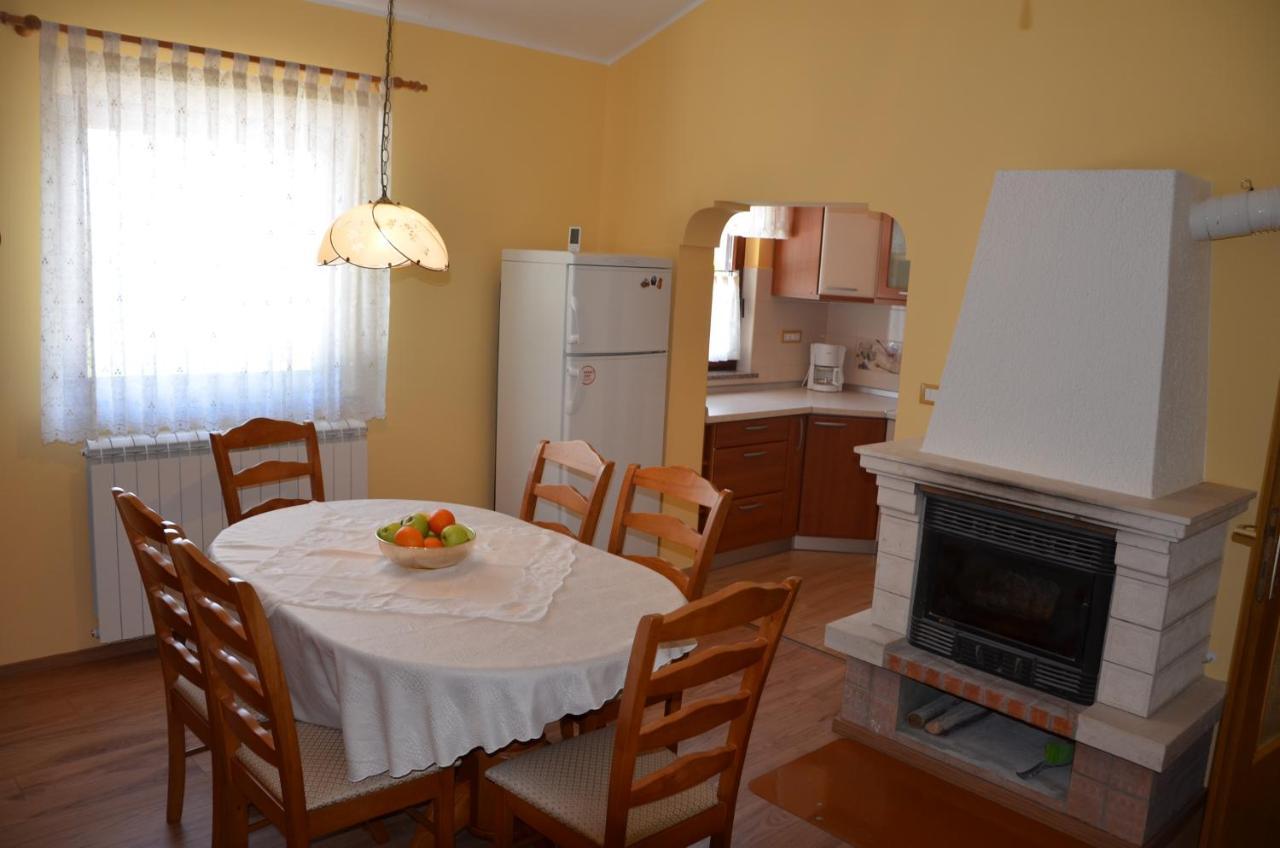 Villa Fragola - Holiday House With Large Garden Tinjan Luaran gambar