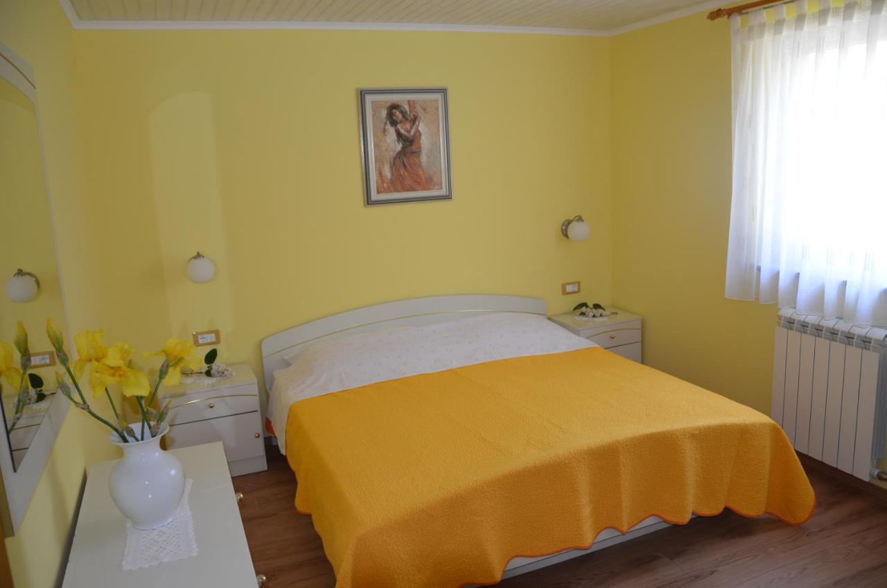 Villa Fragola - Holiday House With Large Garden Tinjan Luaran gambar